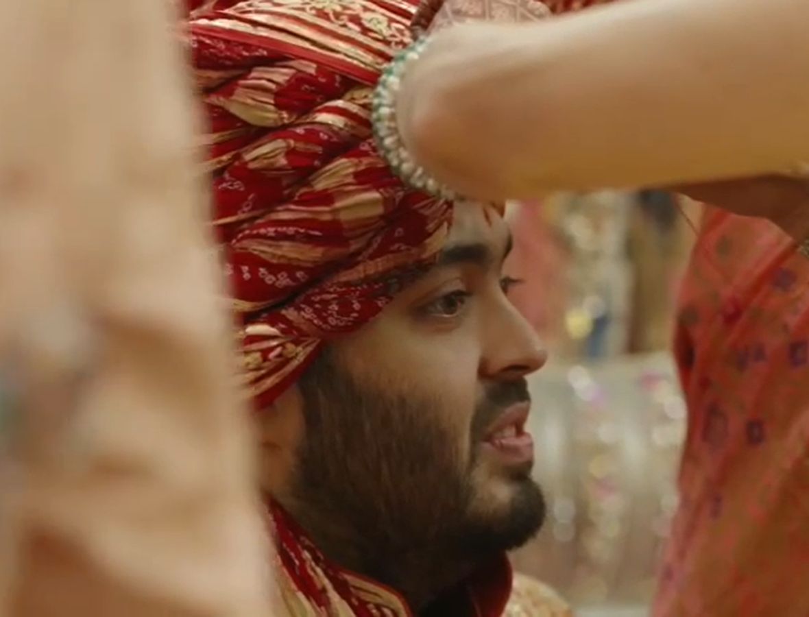 Video: अनंत अंबानी के सिर पर बंधी पगड़ी, भाभी श्लोका ने लगाई कलगी - Anant ambani wears pagdi bhabhi shloka mehta puts kalgi video anant radhika wedding tmovp