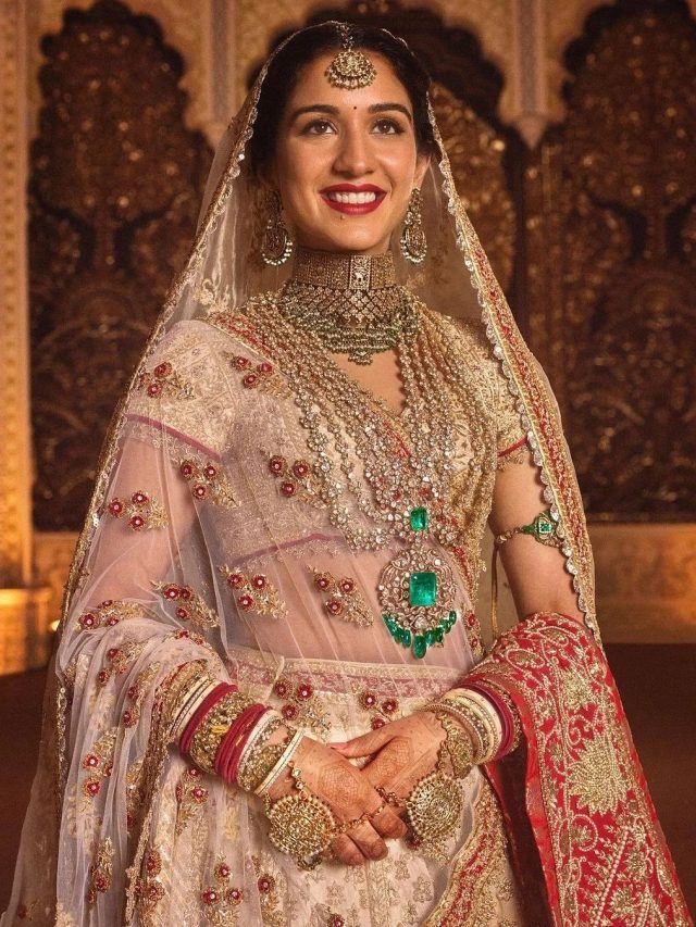 दुल्हन बनीं राधिका लगीं बड़ी खूबसूरत, बाजूबंद और हाथफूल पर टिक गईं सबकी नजरें