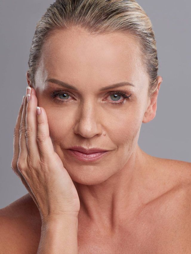 बुढ़ापे से पहले ही लटकने लगी है स्किन तो इसके पीछे हैं ये 3 कारण, करें ये काम