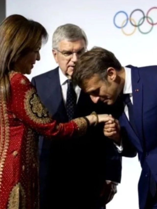 मैरून सूट पहनकर पेरिस ओलंपिक में नीता अंबानी ने बिखेरा जलवा, मैक्रों ने यूं किया वेलकम