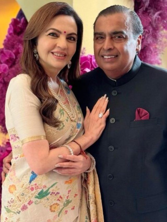 पेरिस ओलंपिक में साड़ी पहन छाईं नीता अंबानी, पति मुकेश अंबानी भी दिखे साथ, PHOTOS