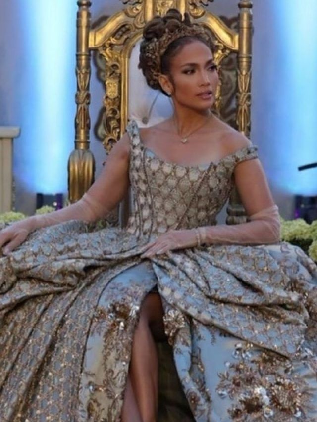 विदेशी पॉप स्टार के डिजाइनर बने मनीष मल्होत्रा, 3490 घंटों में बनकर हुआ तैयार, PHOTOS