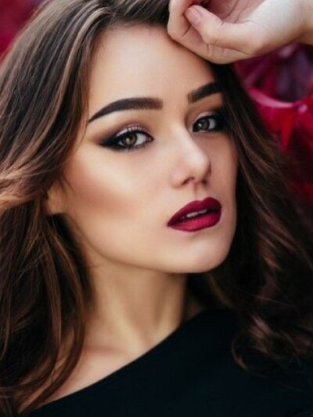 पूरे दिन होठों पर टिकी रहेगी आपकी लिपस्टिक, बस इन आसान टिप्स को करना होगा फॉलो