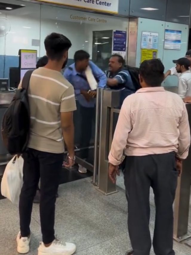 'ट्रेन तक नहीं हुआ इंतजार...' Delhi Metro के टिकट काउंटर पर ही भिड़े यात्री