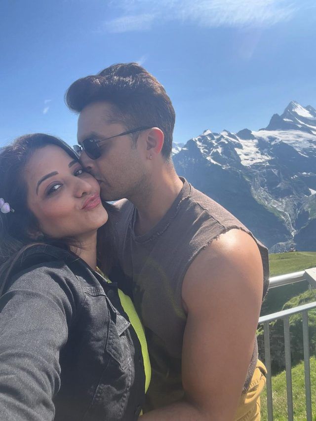 विदेश में पति संग रोमांटिक हुई एक्ट्रेस, हसीन वादियों में किया Kiss, PHOTOS