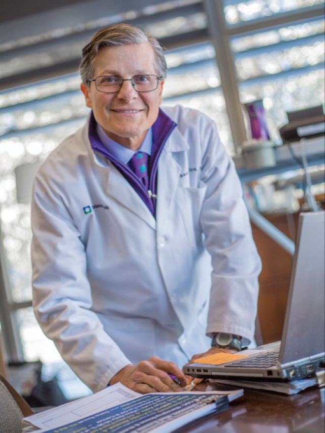 उम्र से 20 साल छोटे दिखते हैं ये डॉक्टर, बताया कैसे रोकी अपनी बढ़ती हुई उम्र