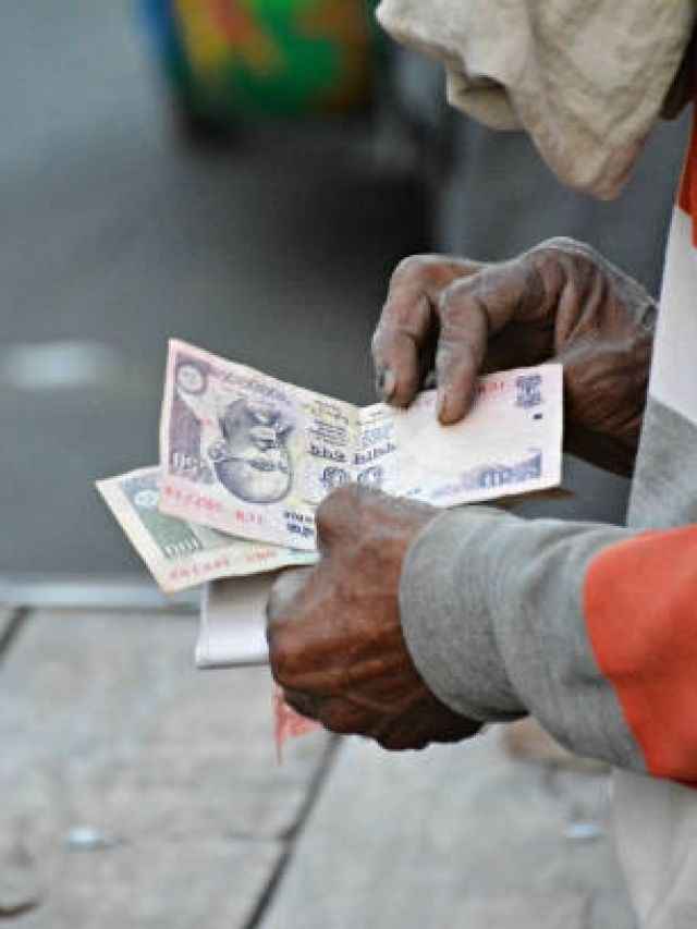 रसोई में भूलकर भी न करें ये 5 काम, गरीब बना देंगी ये गलतियां