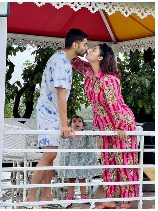 'TV के संस्कारी कपल' का रोमांस, बेटी ने देखा LipLock, मिली सलाह- थोड़ा ख्याल करो