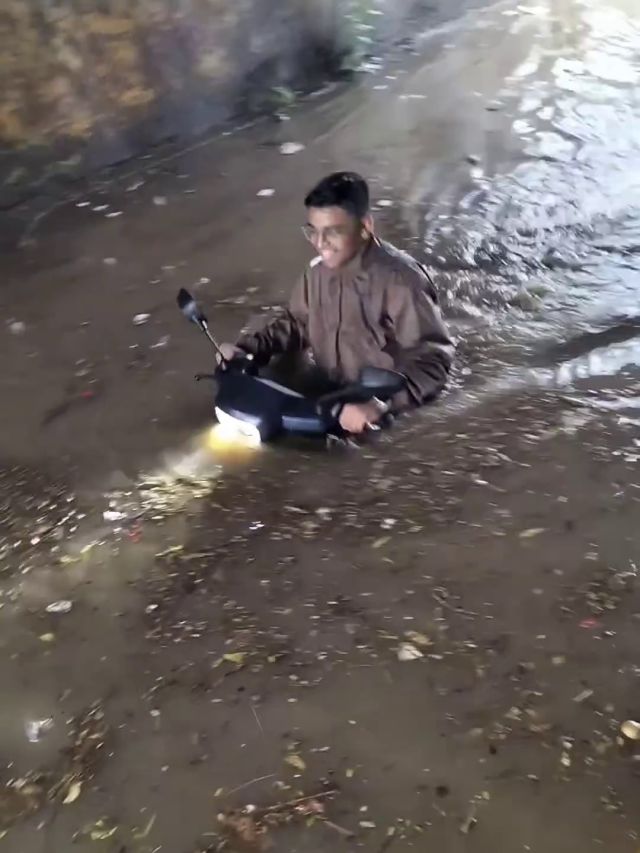 पानी में डूबा इलेक्ट्रिक स्कूटर... और बेखौफ राइडर! भारी पड़ सकती है ऐसी गलतियां