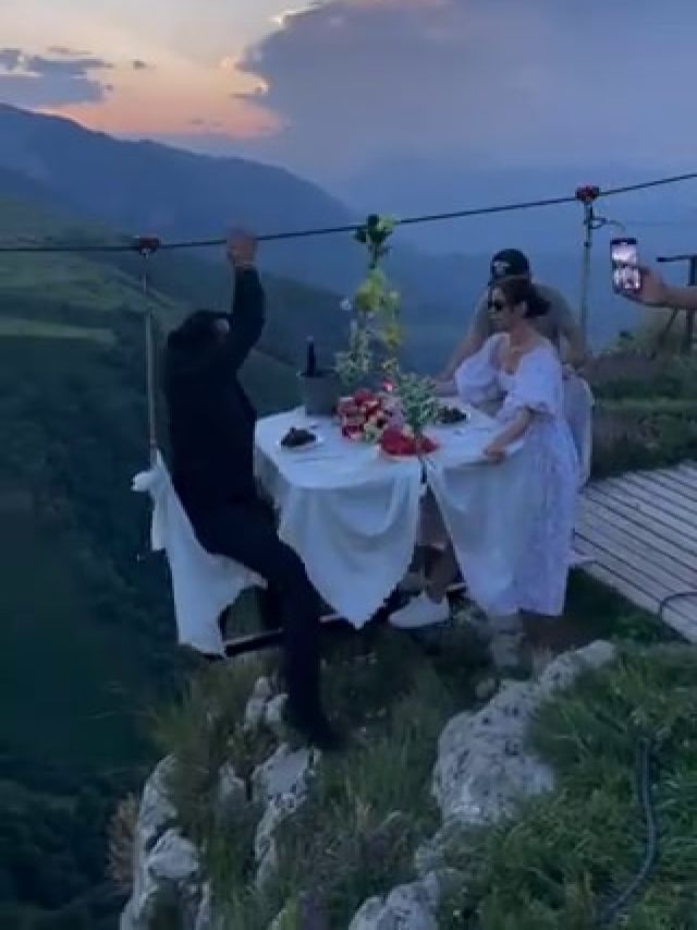 'डिनर डेट या मौत का खेल?' कपल ने हवा में लटककर खाया खाना, देखें खौफनाक VIDEO