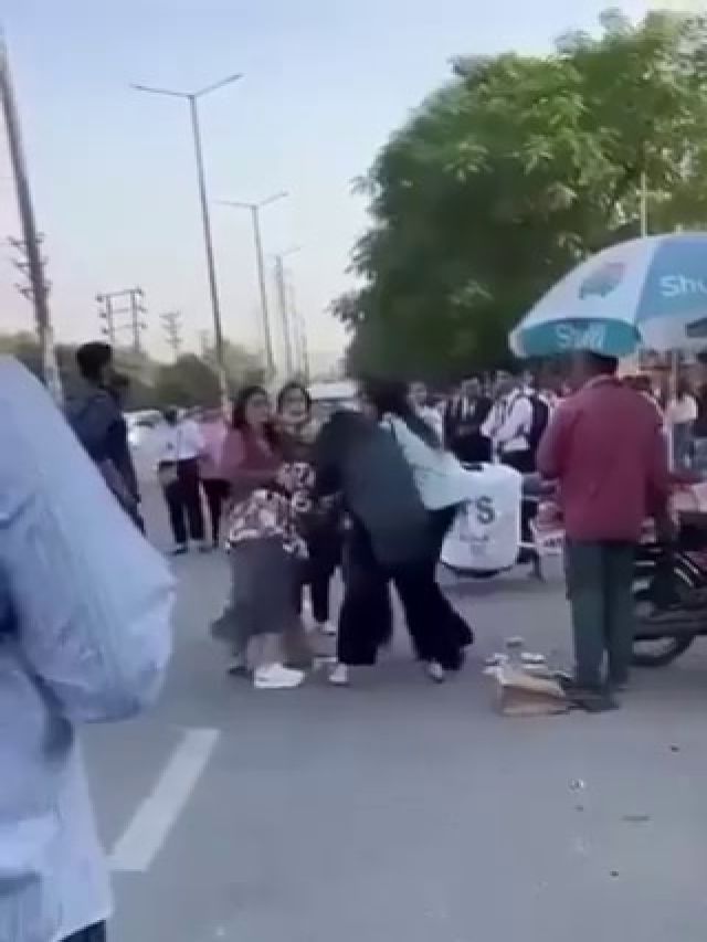 जड़े थप्पड़ और नोंचे बाल, बीच सड़क भिड़ी लड़कियां, तमाशा देखते रहे लोग,VIDEO