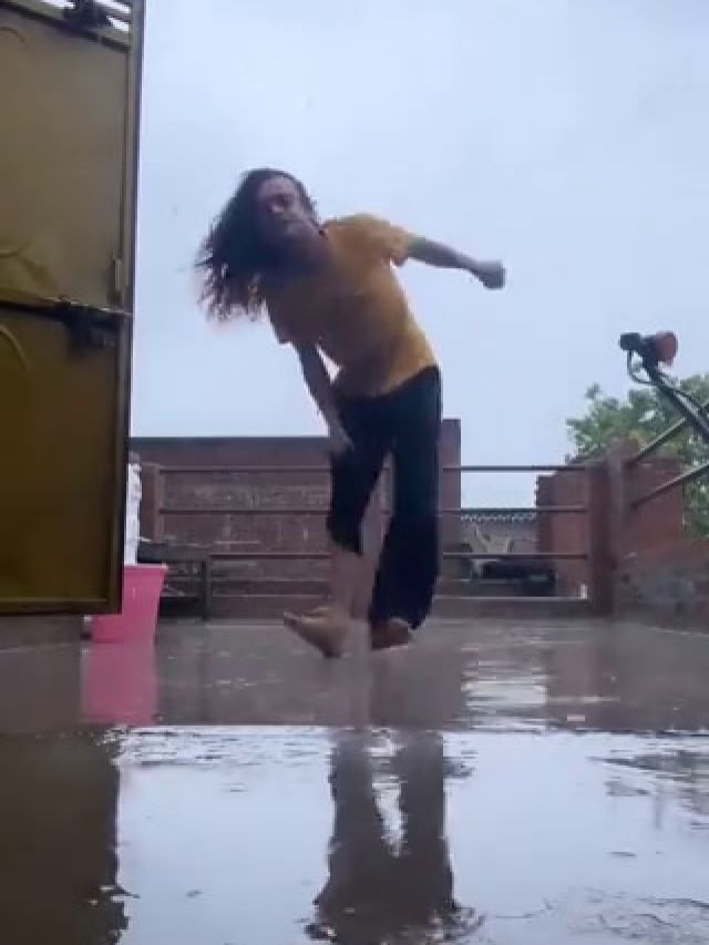 'क्या मौसम आया है...' बारिश में रील बनाते वक्त धड़ाम से गिरा लड़का, हुआ घायल- VIDEO