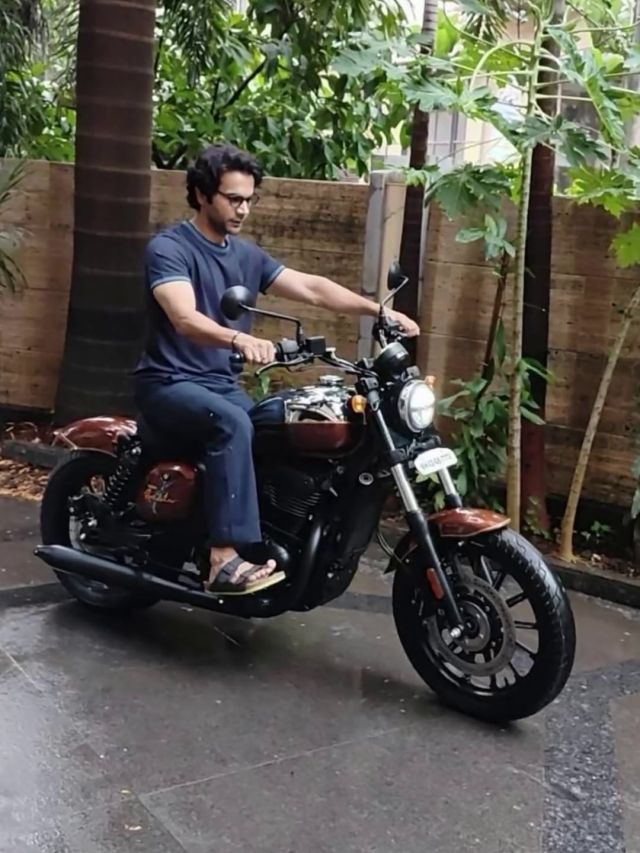 बाइक पर गन और गुलाब! राजकुमार राव को मिली ये ख़ास मोटरसाइकिल, आनंद महिंद्रा बोले...