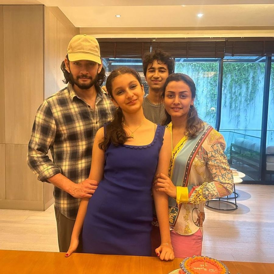 मशहूर एक्टर की बेटी ने दान की अपनी 1 करोड़ सैलरी, नेक काम में लगाई अपनी पहली कमाई 2 Mahesh Babu'S Family