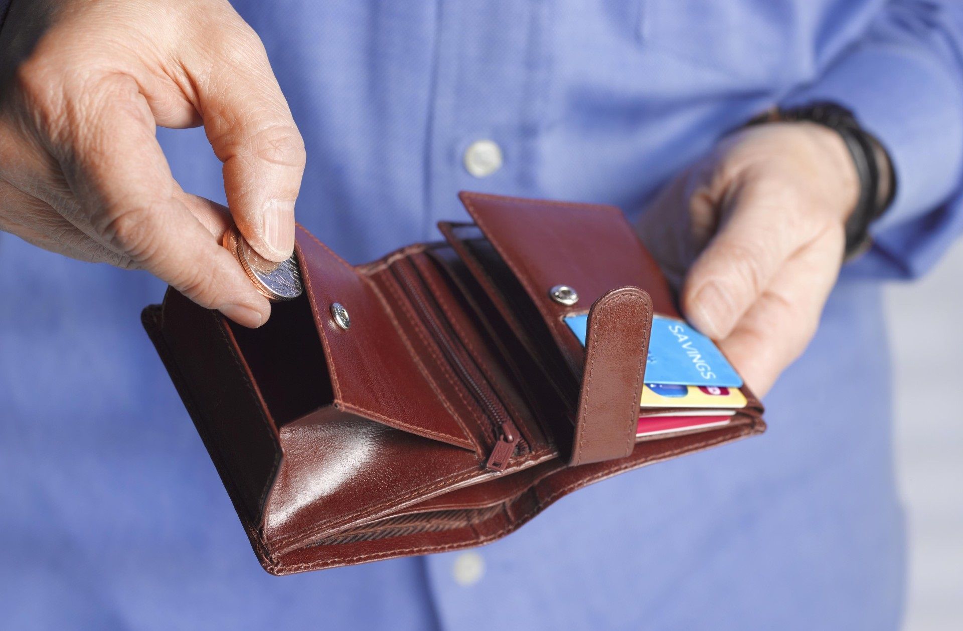 जेब में रखना चाहिए इस रंग का पर्स, कभी नहीं होगी पैसों की कमी - Vastu  shastra says always keep this colour purse in pocket money in your bank  account increase tviss