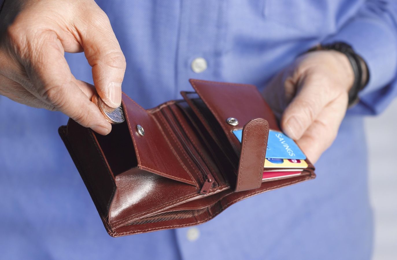 जेब में रखना चाहिए इस रंग का पर्स, कभी नहीं होगी पैसों की कमी - Vastu shastra says always keep this colour purse in pocket money in your bank account increase tviss