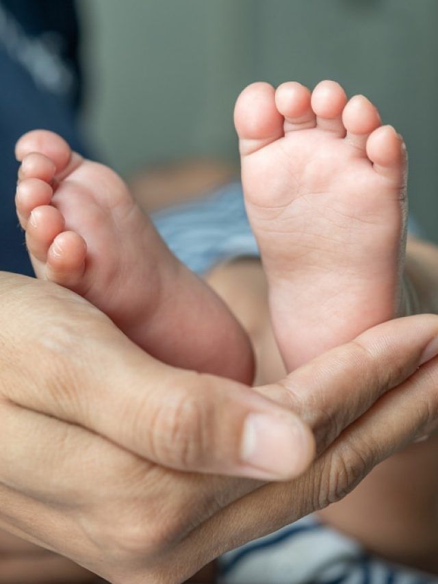 पैदा होने के बाद से ही टेढ़े हैं बच्चे के पैर तो घबराएं नहीं, गाइनी ने बताए सही करने के उपाय