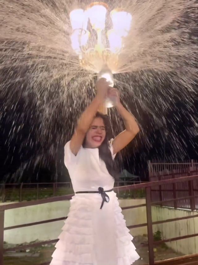 क्या है Bottle Shower का ट्रेंड, हर कोई कर रहा है रिक्रिएट