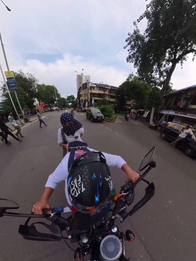 VIDEO- चलती बाइक की चेन में फंसा लड़की का दुपट्टा... फिर जो हुआ