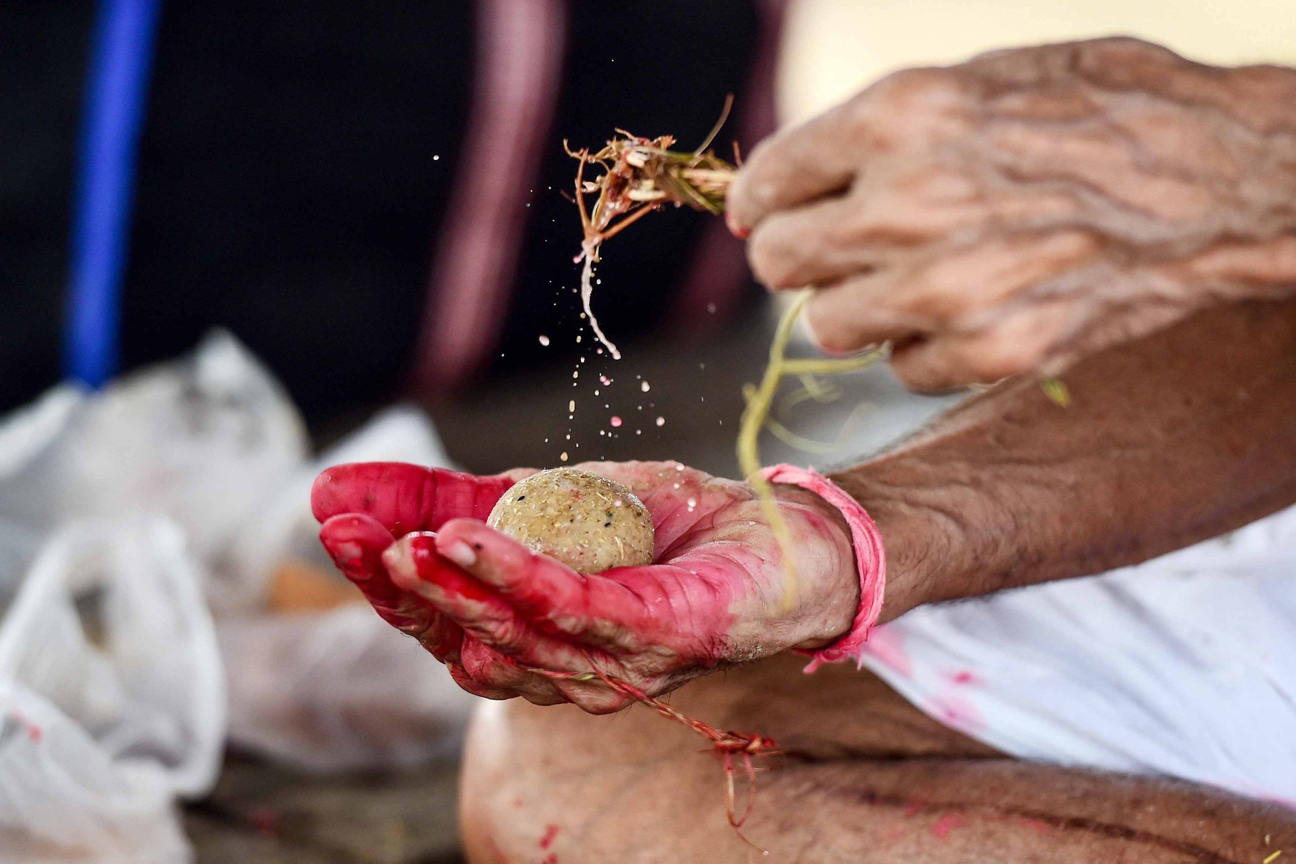 Porno: Xotin erining oldida sikiladi, keyin u birovning spermasini yalaydi.