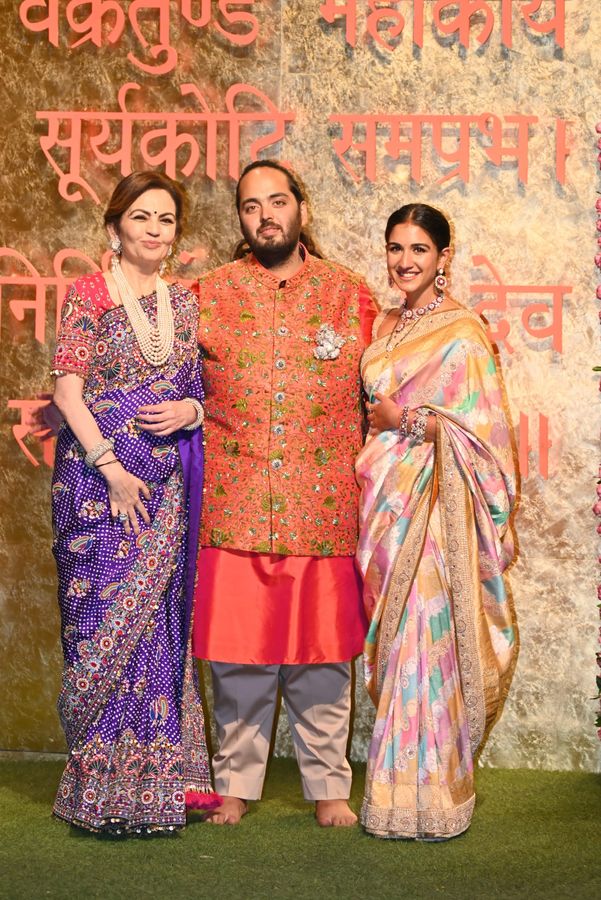 Ambani Family: कांजीवरम से भरतनाट्यम तक, Radhika Merchant ने Ganpati उत्सव में दिखाया अपना शाही अंदाज 5 ambani 4 scaled