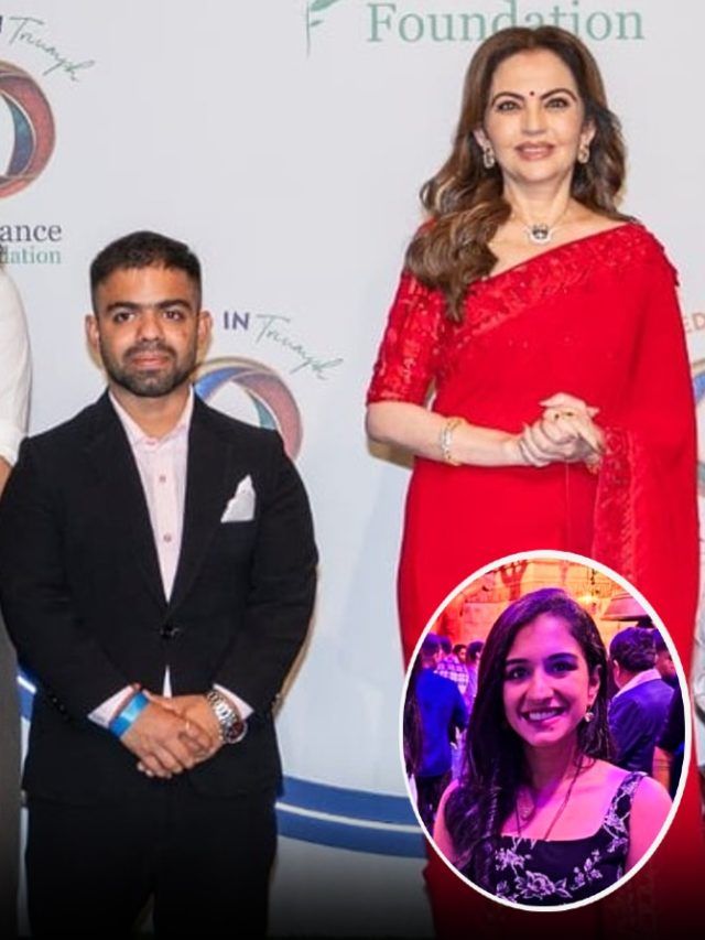 नीता अंबानी ने लाल साड़ी के साथ पहना डायमंड का पेंडेंट, नई बहू राधिका भी दिखीं साथ