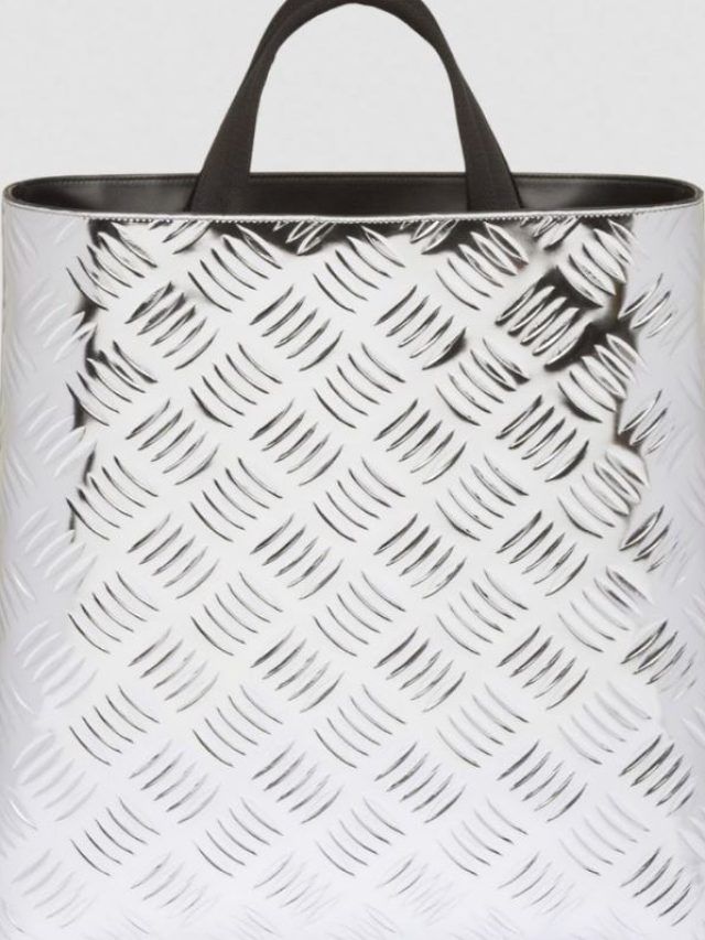 प्राडा ने लॉन्च किया 27 लाख का बैग, लोगों ने कर दिया ट्रेन के फर्श से कंपेयर