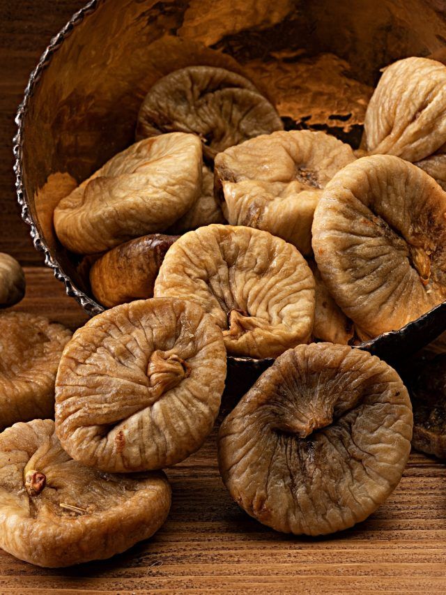 बुढ़ापे को दूर भगाने के लिए रोज खाएं ये एक ड्राई फ्रूट, चेहरे की स्किन रहेगी टाइट