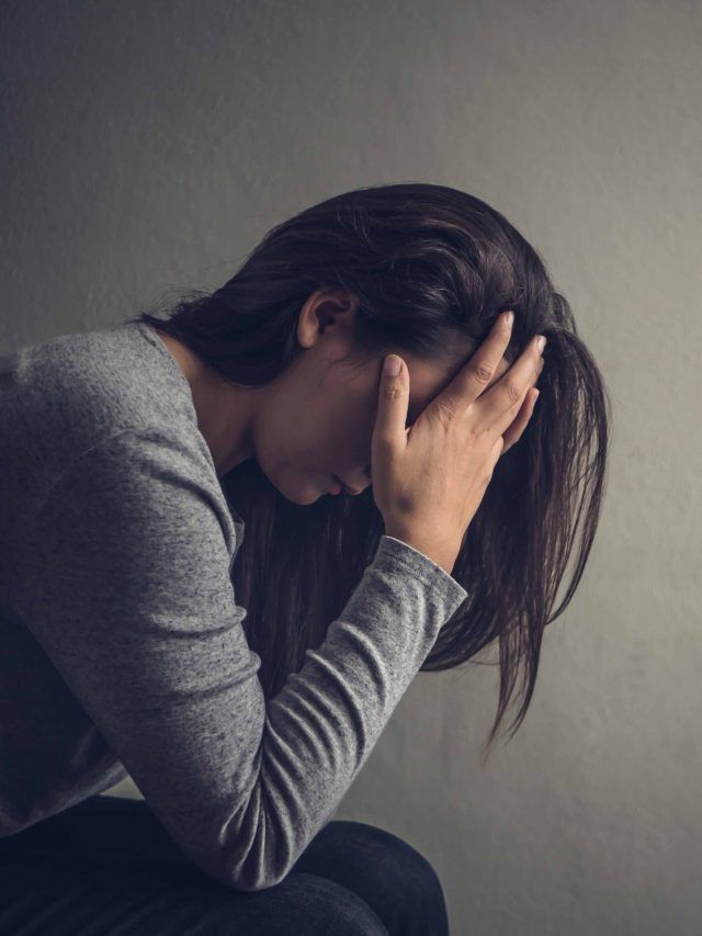 उदासी है या डिप्रेशन? ऐसे करें बिगड़ती मेंटल हेल्थ की पहचान, जानें अवसाद के लक्षण