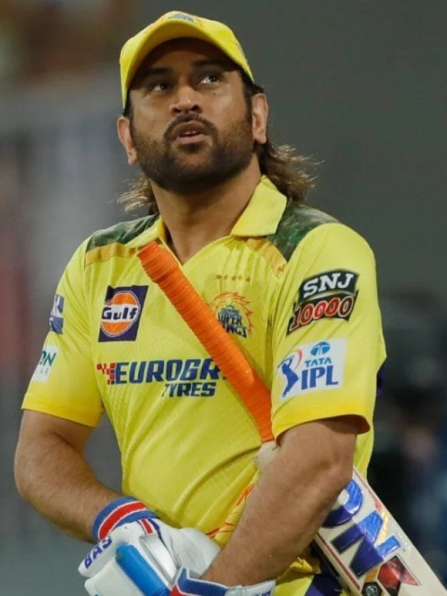 IPL नीलामी से पहले कहां घूम रहे हैं धोनी? दोस्तों के साथ लिया फुटबॉल का मजा