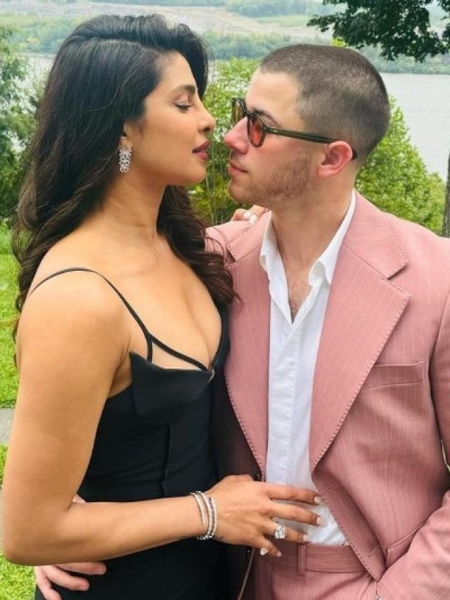 पति निक संग शादी में पहुंचीं प्रियंका, पहना लाखों का गाउन, सास का भी दिखा जलवा