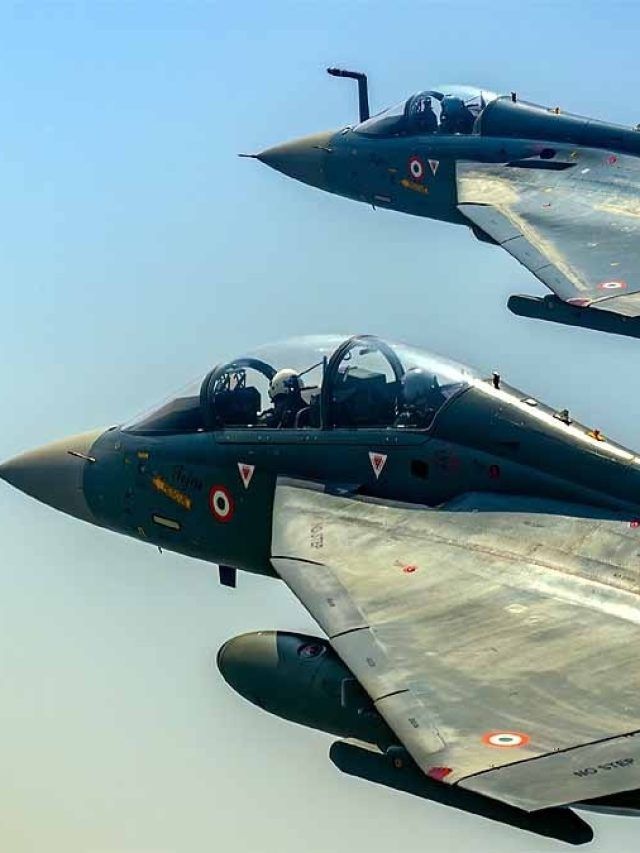 तीनों सेनाओं ने दुश्मनों को दिखाई स्वदेशी ताकत, एक साथ भरी तेजस में उड़ान