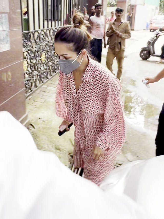 रोते हुए पिता के घर पहुंचीं मलाइका, अर्जुन कपूर पहुंचे संभालने, खान परिवार भी साथ