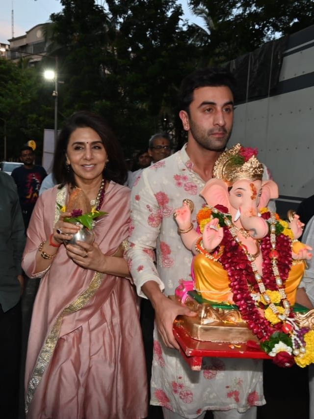 रणबीर ने किया बप्पा का विसर्जन, पूरे जोश में दिखीं मां नीतू, कहां गायब रहीं आलिया भट्ट?