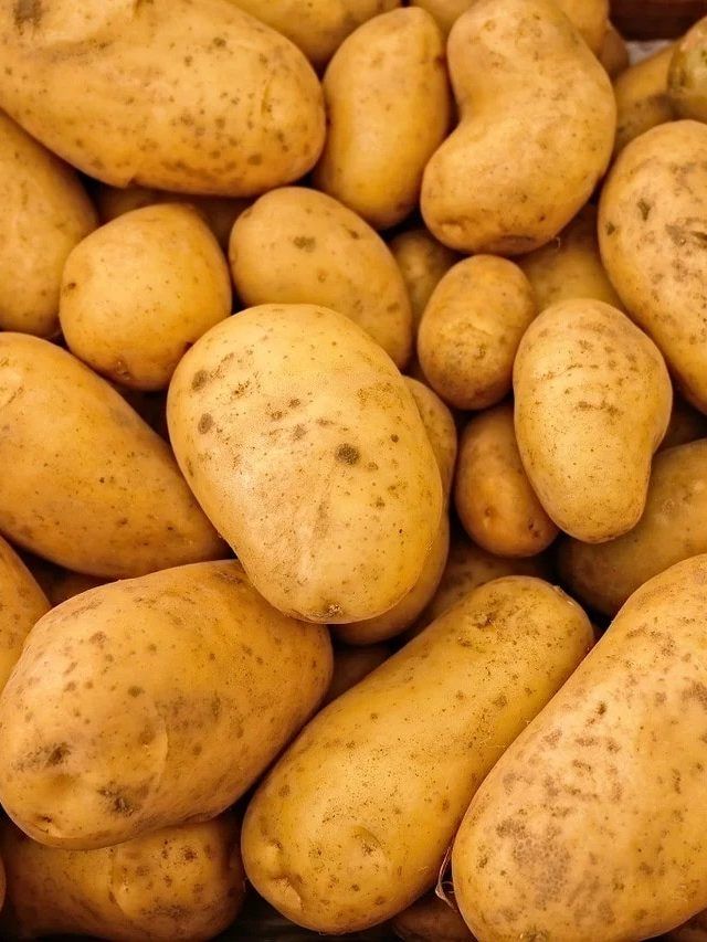 গরম ধোঁয়া ওঠা সেদ্ধ আলুর খোসা ছাড়ানোর ট্রিক শিখুন, হাত লাগাতে হবে না