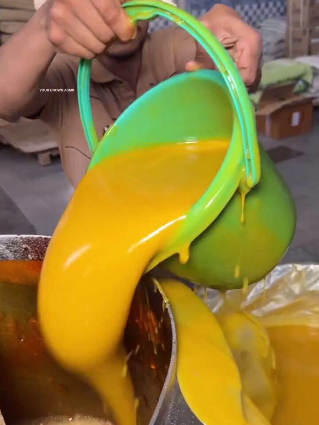 बाल्टी में घोला नकली रंग और... देख लीजिए कैसे बनता है डिब्बे वाला मैंगो जूस