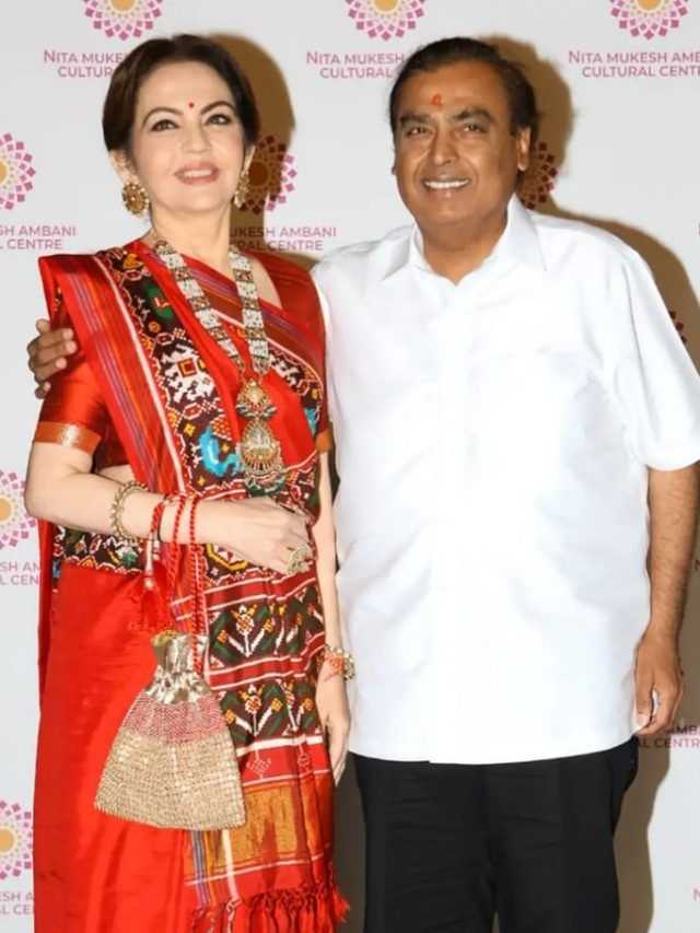 पटोला साड़ी के साथ नीता अंबानी ने पहना रत्नों से जड़ा हार, पति मुकेश ने पहनी सफेद हॉफ शर्ट