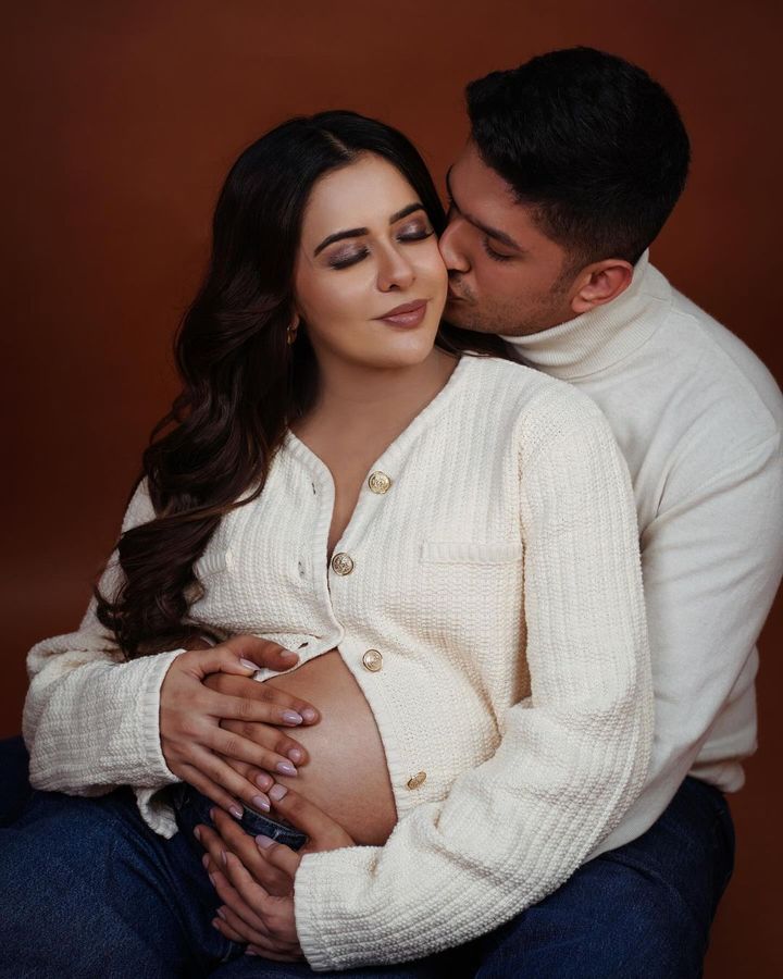 2 से 3 हो जाएंगे...`, पति की बांहों में रोमांटिक हुई एक्ट्रेस, निकाह के 3 साल बाद बनेगी मां - Kundali bhagya sana sayyad pregnant with first child after 3 years of