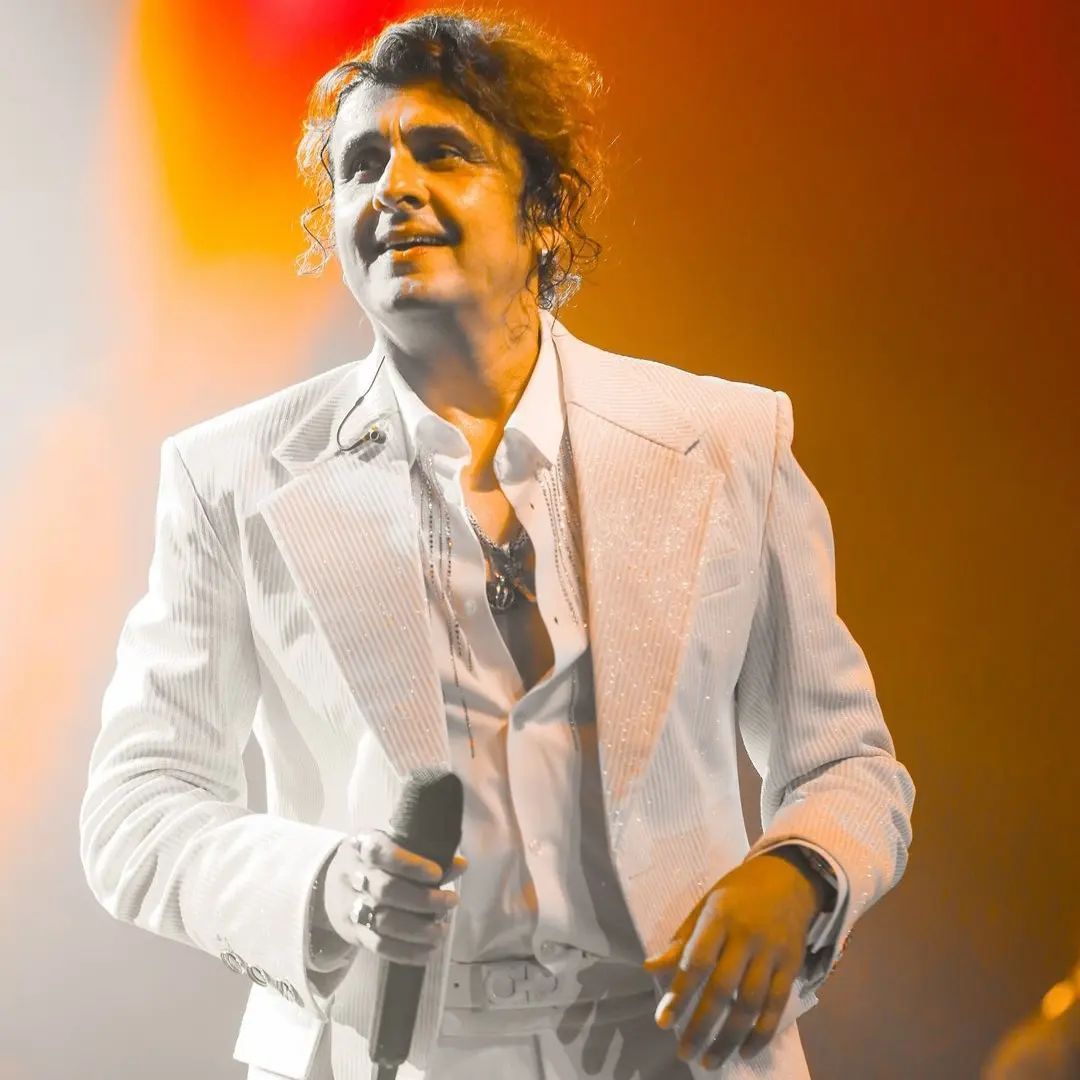 गा रहे थे सोनू निगम, स्टेज पर चढ़ गया शराबी, बाउंसर ने जमकर की कुटाई - Suspicious man rushed to sonu nigam on stage during live show singers bouncers beat him badly