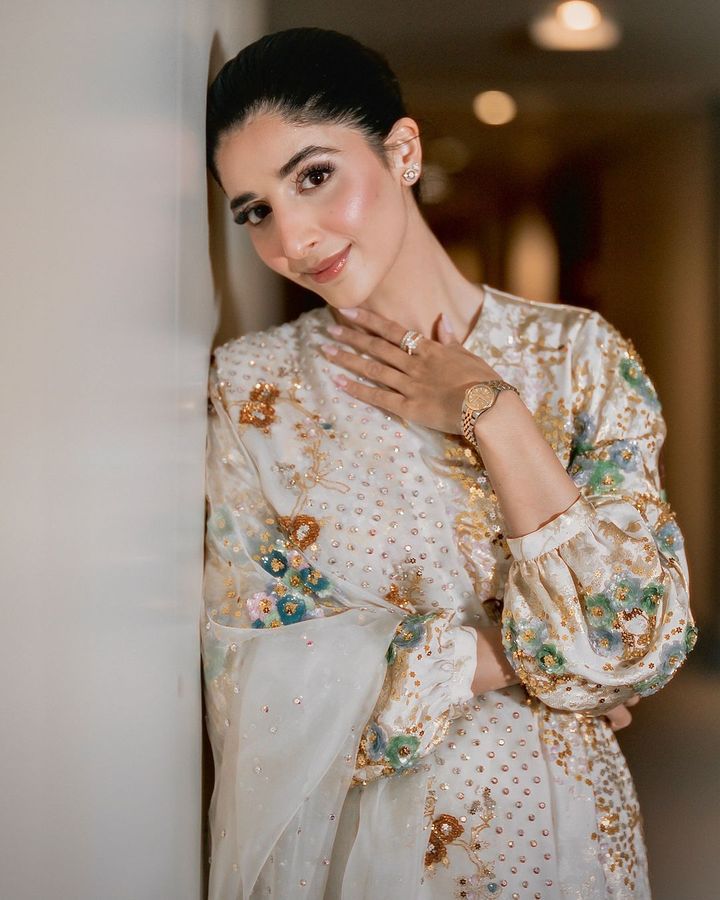 इस एक्ट्रेस को कहा जाता है 'पाकिस्तान की सिंड्रेला', Photos देख आपका भी थम  जाएगा दिल - Pakistani actress mawra hocane looks beautiful like disney  princess cinderella in white bodycon dress as