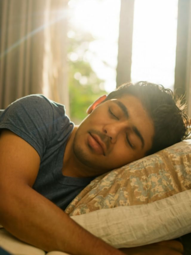 ঘুম আসে না? শোয়ার আগে এই সস্তার ফল খেলেই ঢলে পড়বেন বিছানায়