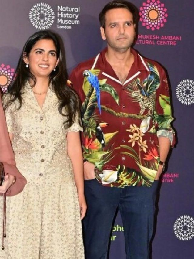 पत्नी ईशा अंबानी संग आनंद ने मारी स्टाइलिश एंट्री, प्रिंटेड शर्ट में लगे हैंडसम