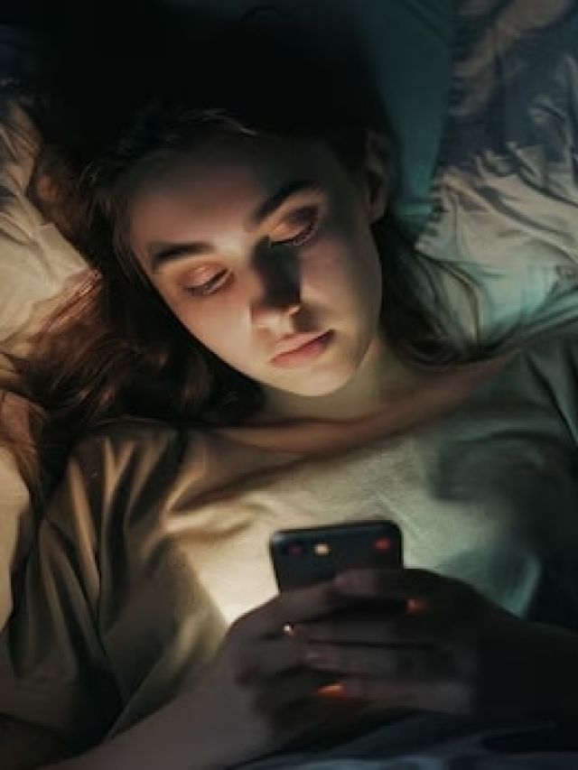 सुबह उठते ही चलाते हैं मोबाइल तो हो जाएं सावधान! मेंटल हेल्थ पर पड़ सकता है भारी