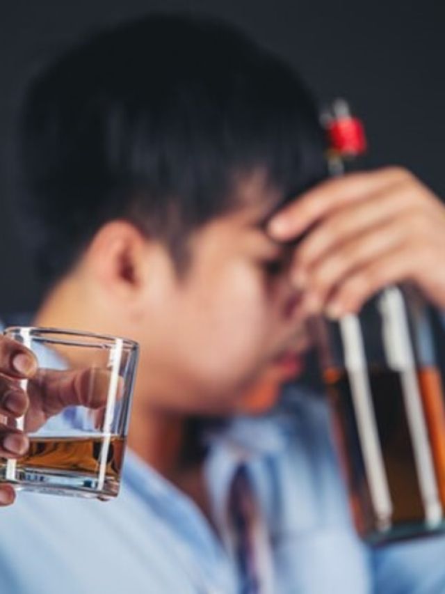 खाने से पहले या बाद में, कब पी सकते हैं शराब? बहुत लोग नहीं जानते होंगे ये बात
