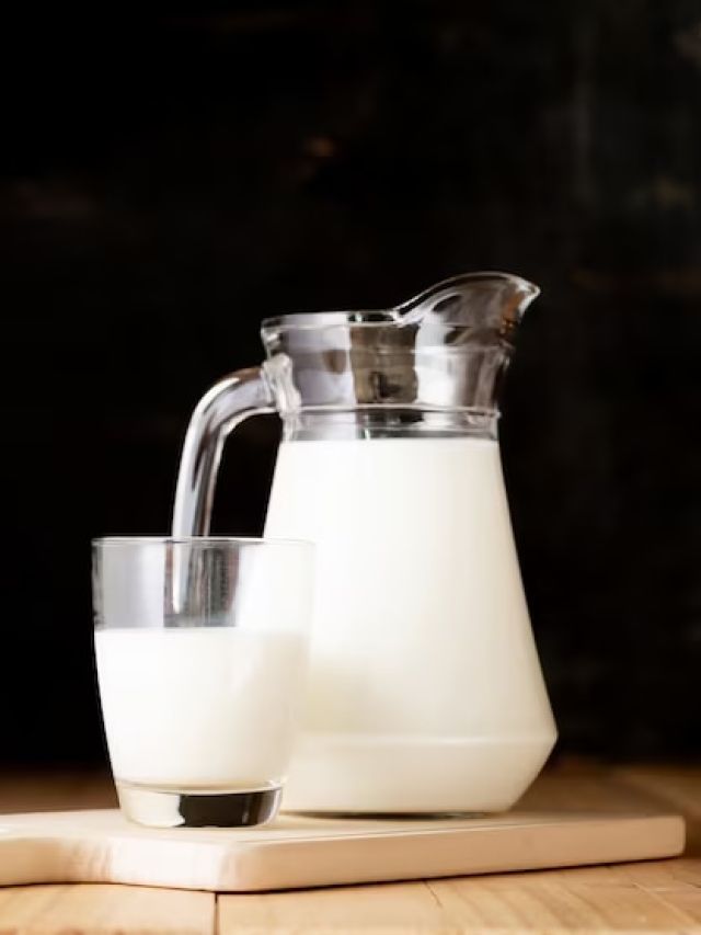 अक्सर लोग दूध पीते समय करते हैं ये गलती, जानें कब और कैसे पिएं