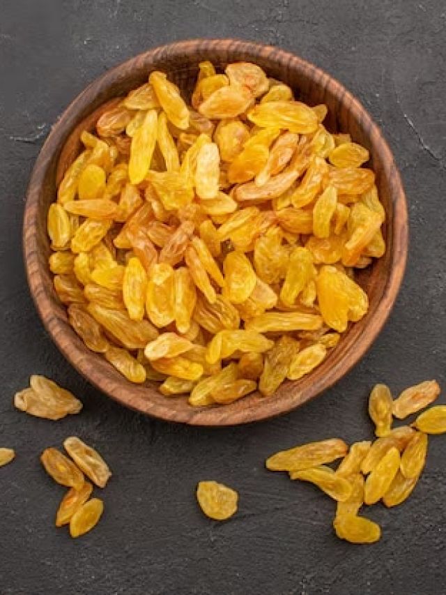 कब्ज से जूझते हैं रोज तो इस तरीके से खाएं किशमिश, पेट हो जाएगा साफ