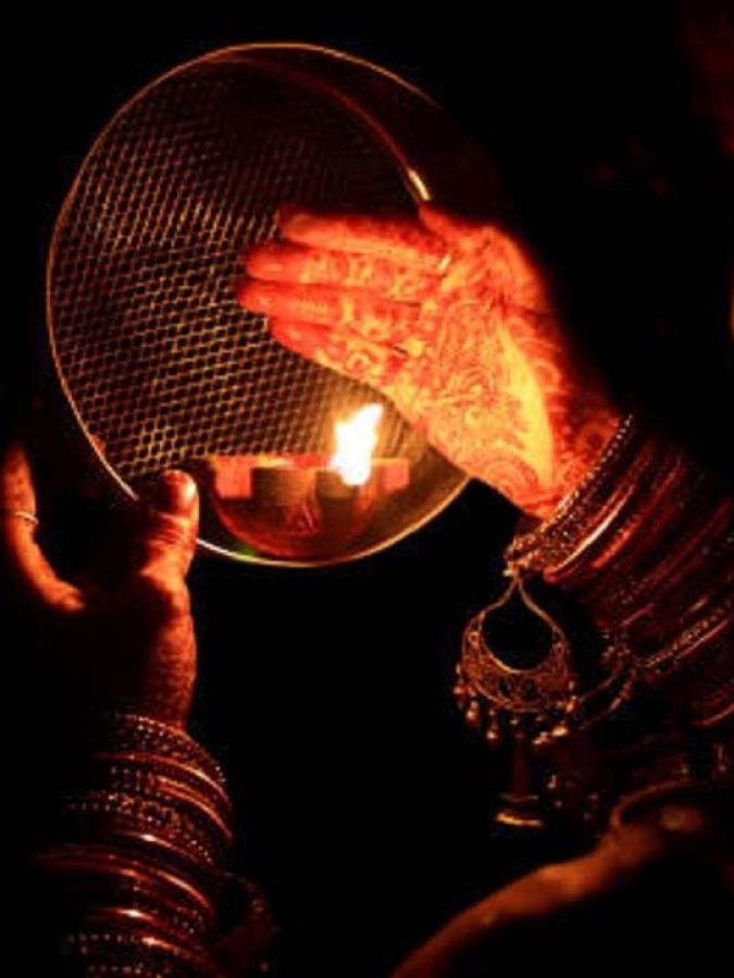 करवा चौथ व्रत में भूलकर भी न करें ये गलतियां, खंडित हो जाएगा व्रत - Karwa chauth 2024 date never make these dangerous mistakes can spoiled your vrat or fast tvisu