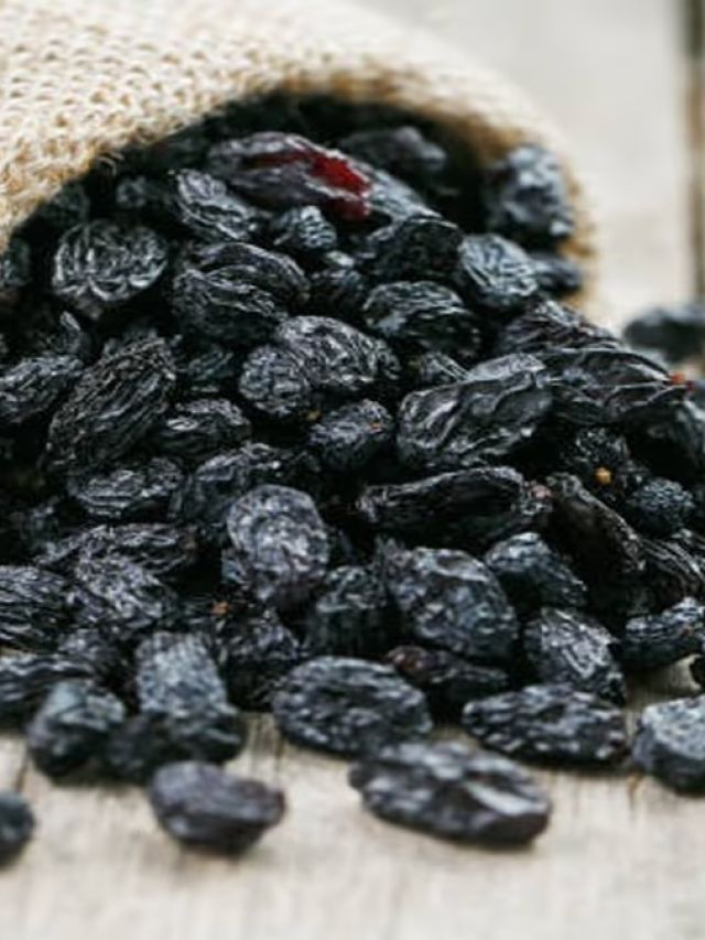 रोज रात में इस तरह मुनक्का खाने से कब्ज से मिलेगा छुटकारा, सुबह पेट होगा आसानी से साफ