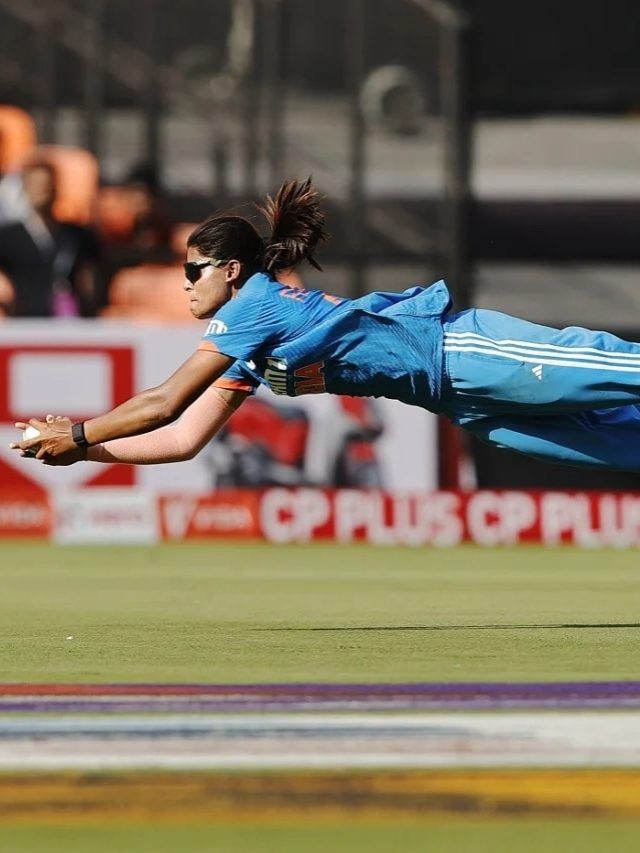 राधा यादव ने लपके 2 'सुपर कैच', फील्डर-दर्शक सब हैरान, VIDEO