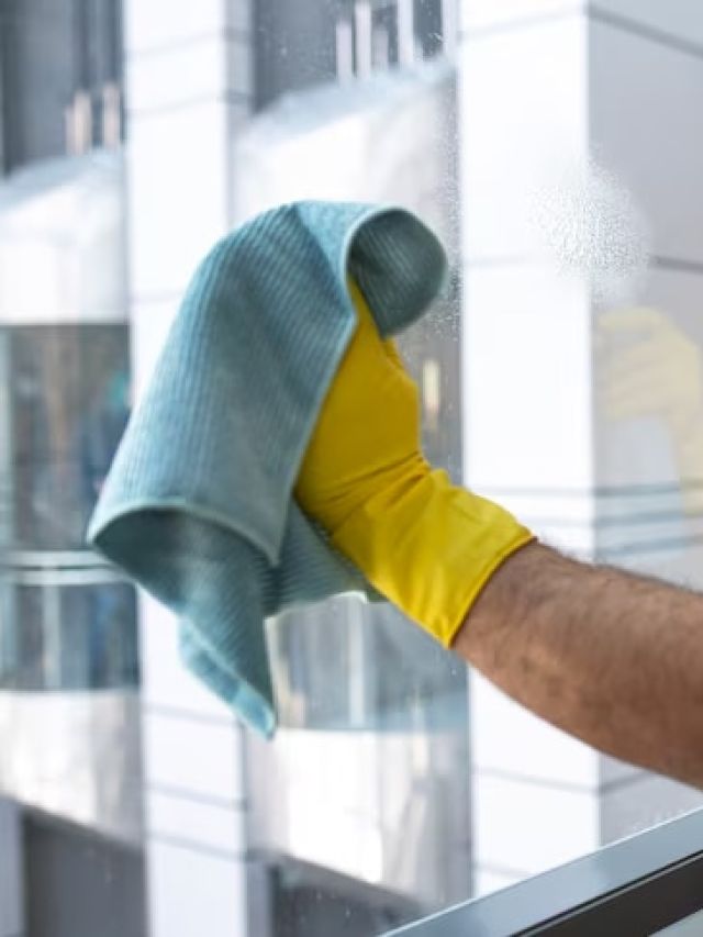 कांच की खिड़कियों पर लग गए हैं भद्दे दाग, किचन में मौजूद इन चीजों से लगेंगे चमचमाने